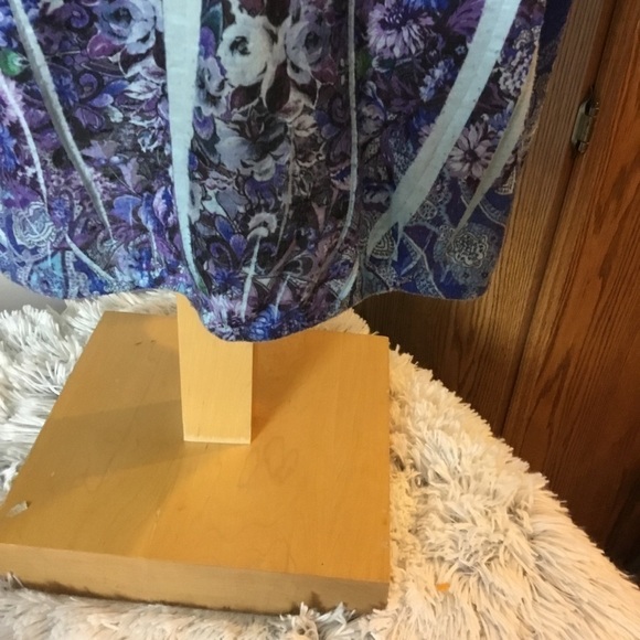 ROZ & Ali 1X keyhole tie front with cape sleeves floral lace detail in b… - Picture 7 of 14